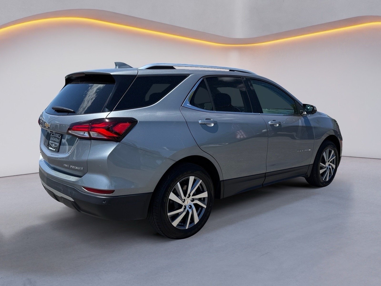 Used 2023 Chevrolet Equinox Premier AWD/4WD image 3