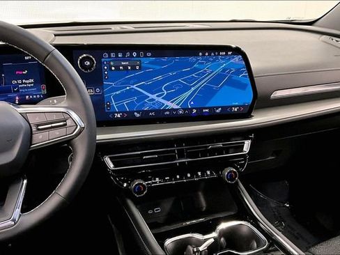 Used 2025 Chevrolet Traverse LT w/ Sun and Wheel Package image 7