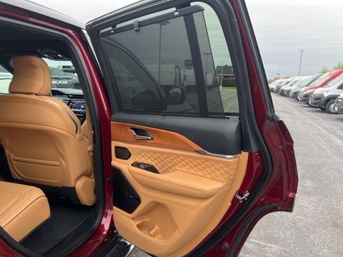 Used 2024 Jeep Grand Cherokee Summit image 10