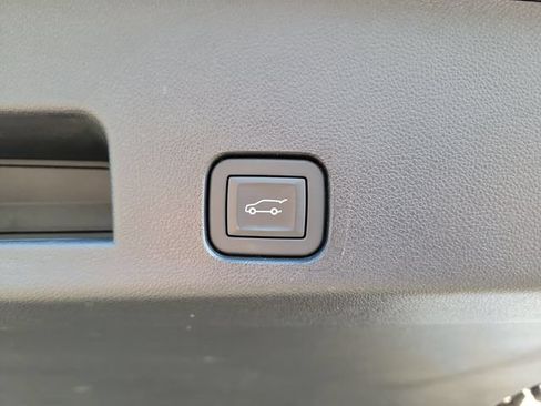 Certified 2025 Chevrolet Traverse LT FWD image 11
