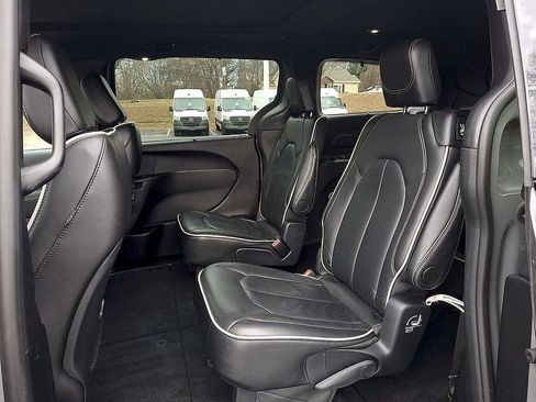 Used 2025 Chrysler Pacifica Limited FWD image 10