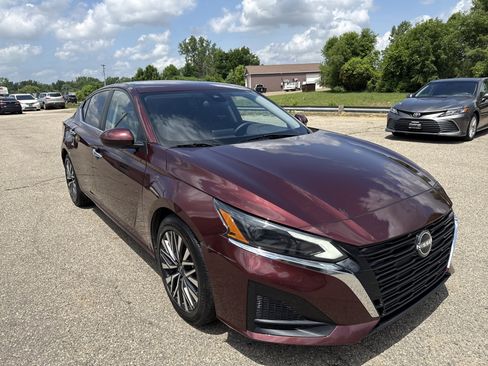 Used 2023 Nissan Altima 2.5 SV FWD image 1