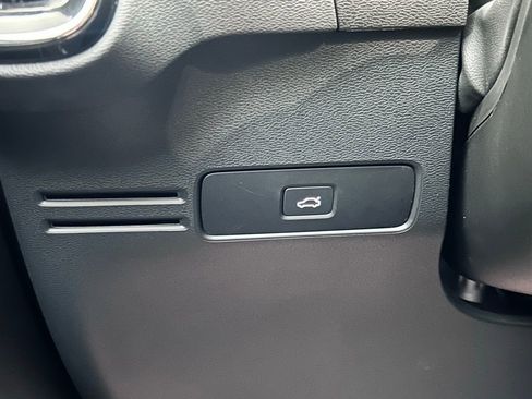 Used 2023 Volvo XC40 Recharge Plus image 19