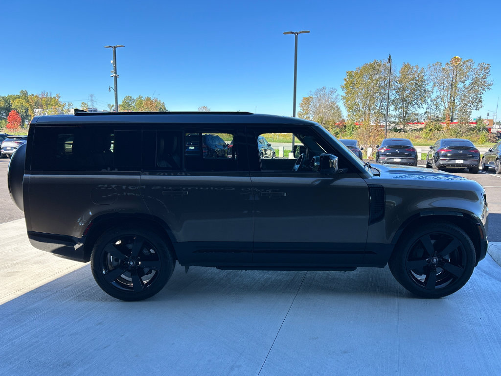 Used 2025 Land Rover Defender 130 X-Dynamic SE AWD/4WD image 9