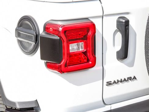 Used 2025 Jeep Wrangler Unlimited Sahara AWD/4WD image 9