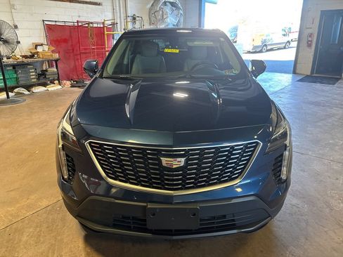 Used 2019 Cadillac XT4 Luxury w/ Cold Weather Package FWD image 2