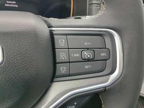 Used 2025 Jeep Wagoneer 4WD w/ Convenience Group I image 31