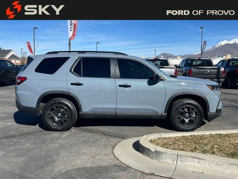 Used 2025 Honda Pilot TrailSport image 4