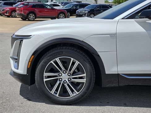 New 2025 Cadillac Lyriq Luxury image 8