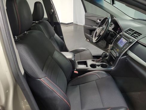 Used 2017 Toyota Camry SE w/ Moonroof Package FWD image 21