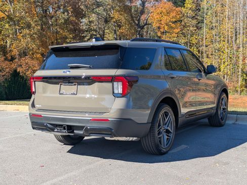 New 2026 Ford Explorer ST-Line w/ ST-Line Street Pack image 3