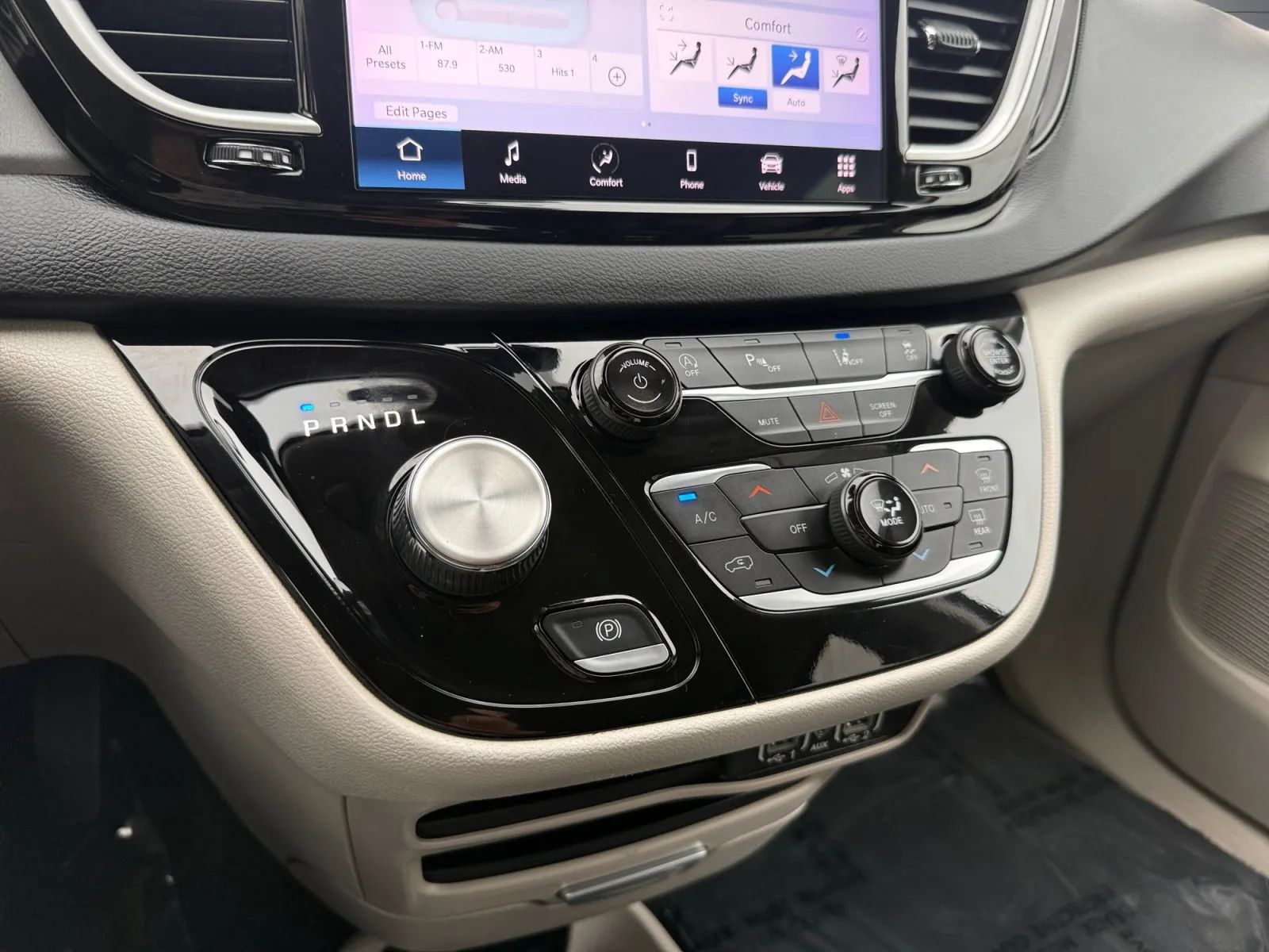 Used 2023 Chrysler Pacifica Touring-L FWD image 35