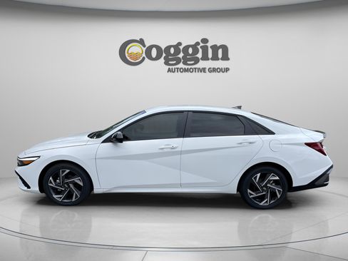 New 2025 Hyundai Elantra SEL image 3