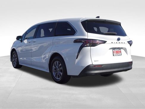 Certified 2025 Toyota Sienna LE image 6