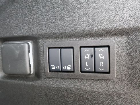 Used 2025 Chevrolet Tahoe High Country image 36