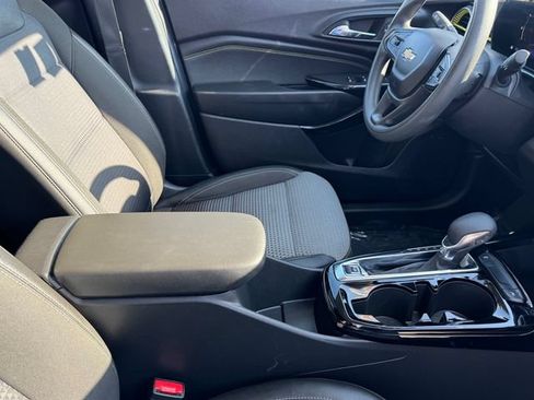 Certified 2025 Chevrolet Trax LT FWD image 6
