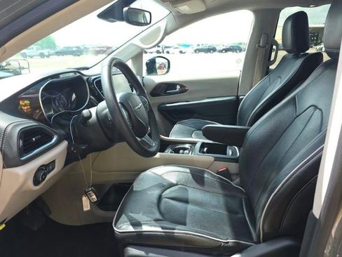 Used 2023 Chrysler Pacifica Limited image 5