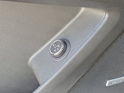 Used 2024 Chevrolet Traverse RS image 33