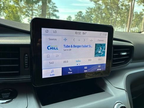 Used 2023 Ford Explorer XLT AWD/4WD image 32