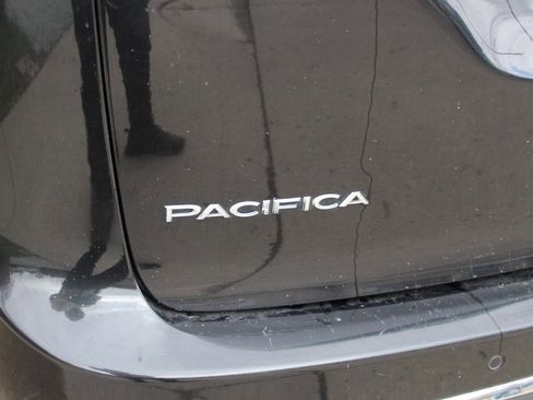 Used 2017 Chrysler Pacifica Touring-L Plus w/ Tire & Wheel Group image 49