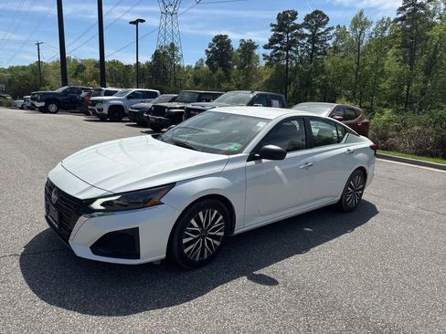 Used 2024 Nissan Altima 2.5 SV image 1