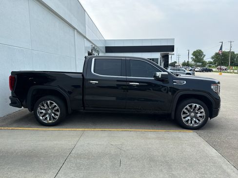 Used 2023 GMC Sierra 1500 Denali w/ Technology Package AWD/4WD image 2