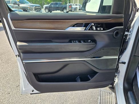 Used 2022 Jeep Grand Wagoneer Series II AWD/4WD image 12