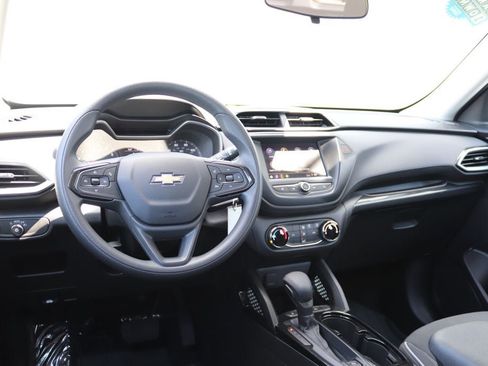 Used 2022 Chevrolet TrailBlazer LS FWD image 3
