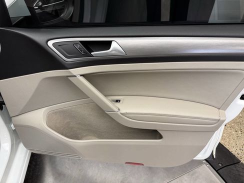 Used 2015 Volkswagen Golf S image 24