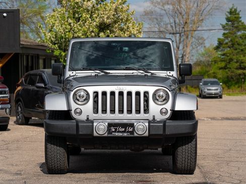 Used 2016 Jeep Wrangler Unlimited Sahara w/ Dual Top Group AWD/4WD image 2