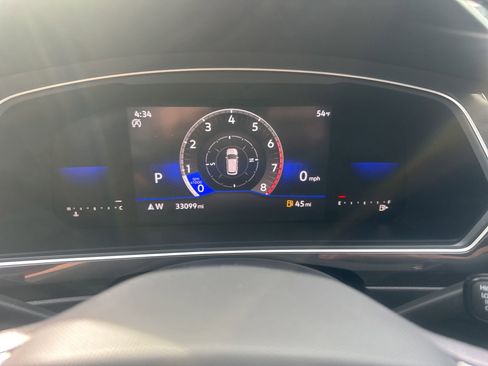 Used 2023 Volkswagen Tiguan SE w/ Panoramic Sunroof Package image 24