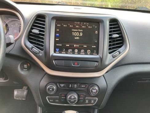 Used 2015 Jeep Cherokee Limited w/ Luxury Group AWD/4WD image 8