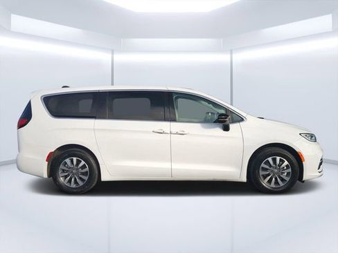 Used 2024 Chrysler Pacifica Limited FWD image 2