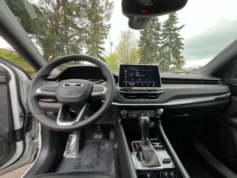 Used 2025 Jeep Compass Trailhawk AWD/4WD image 33