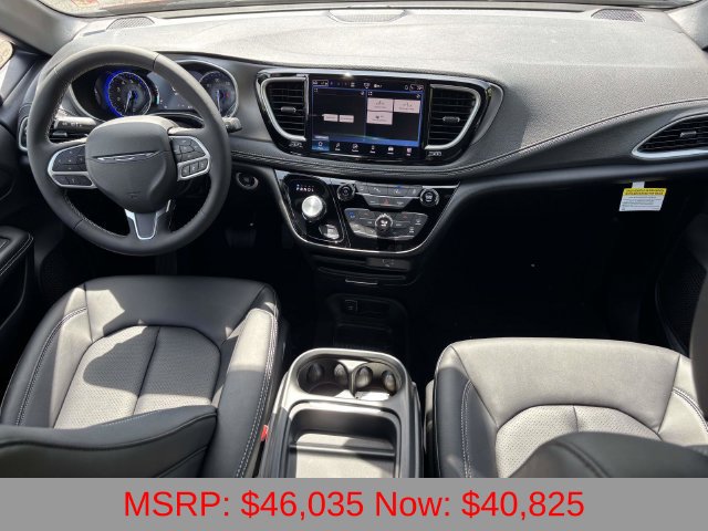 New 2027 Chrysler Pacifica Select FWD image 2