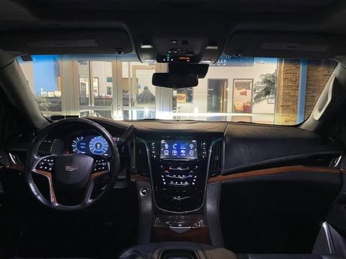 Used 2018 Cadillac Escalade Luxury image 32