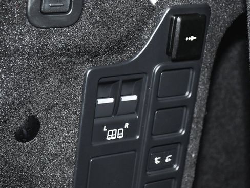 Used 2025 Land Rover Discovery S image 76