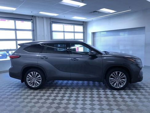 Used 2022 Toyota Highlander Platinum AWD/4WD image 34