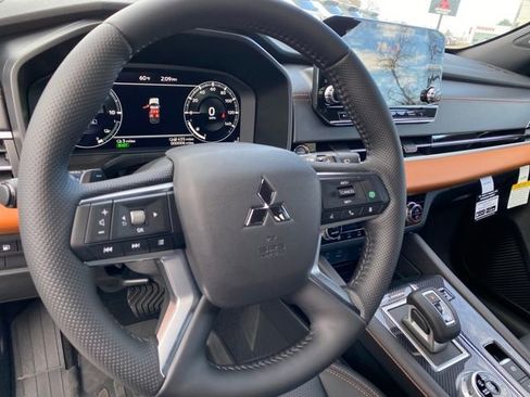 New 2025 Mitsubishi Outlander SEL image 12
