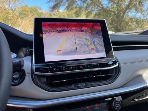 Used 2025 Jeep Compass Limited image 21