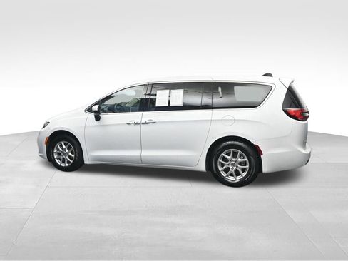 Used 2023 Chrysler Pacifica Touring-L FWD image 3