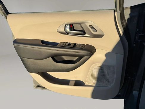 Used 2023 Chrysler Pacifica Touring-L FWD image 14