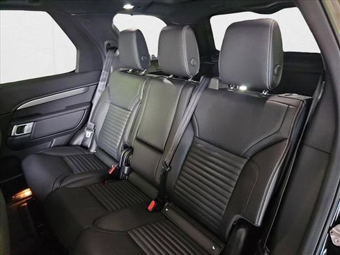 New 2024 Land Rover Discovery Dynamic SE image 14