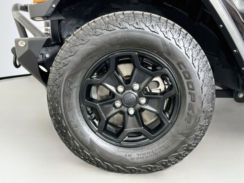 Used 2021 Jeep Gladiator Overland w/ Popular Equipment Package AWD/4WD image 11