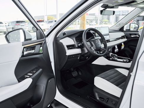 New 2026 Mitsubishi Outlander SE image 19