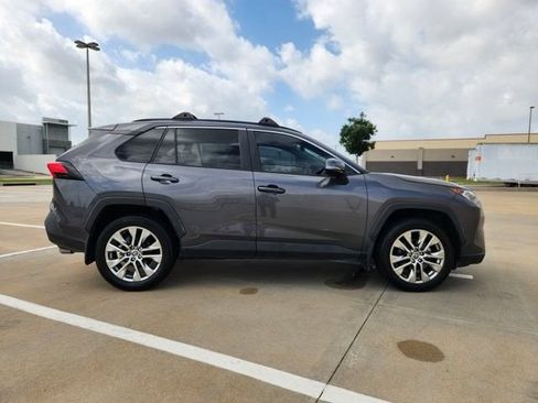 Used 2021 Toyota RAV4 XLE Premium FWD image 4