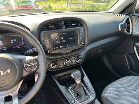 Used 2025 Kia Soul LX w/ LX Technology Package FWD image 14