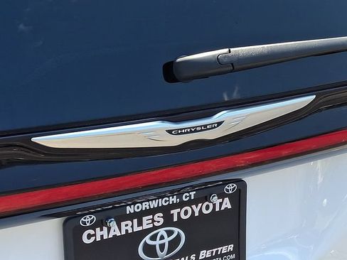 Used 2023 Chrysler Pacifica Touring-L FWD image 31