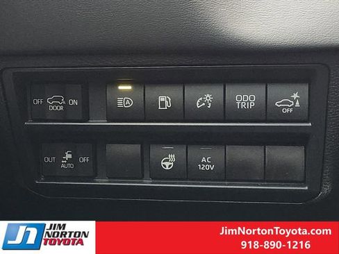 Used 2025 Toyota Sequoia Platinum image 24