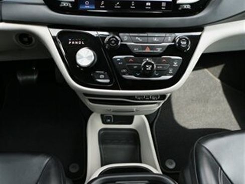 Used 2023 Chrysler Pacifica Touring-L FWD image 24